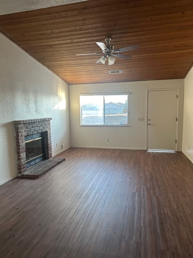 Foto del edificio - Cute home in a well established neighborhood with community pool!