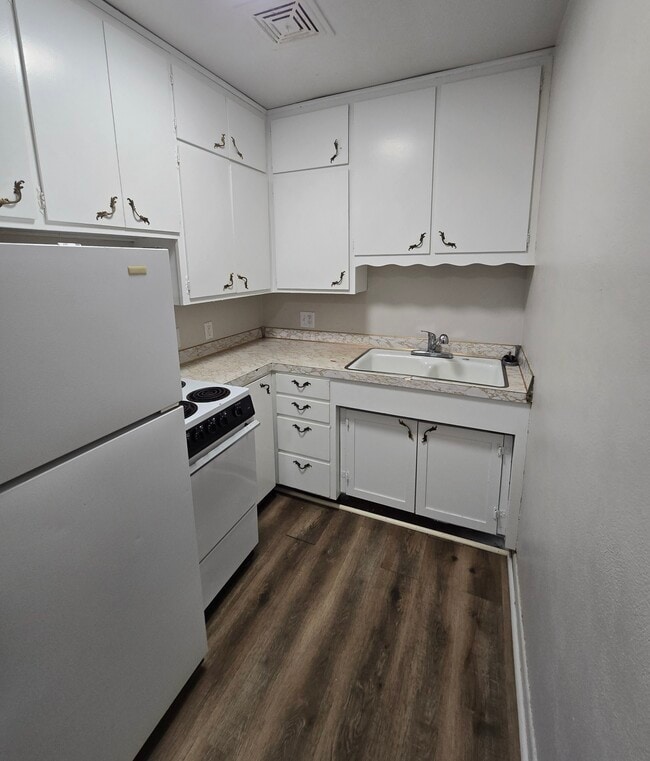 Building Photo - 607 NE 3rd Ave