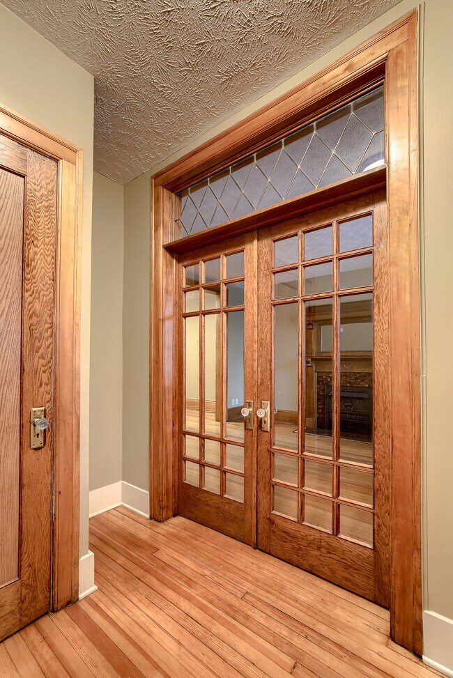 Building Photo - 558 S 26th Ave