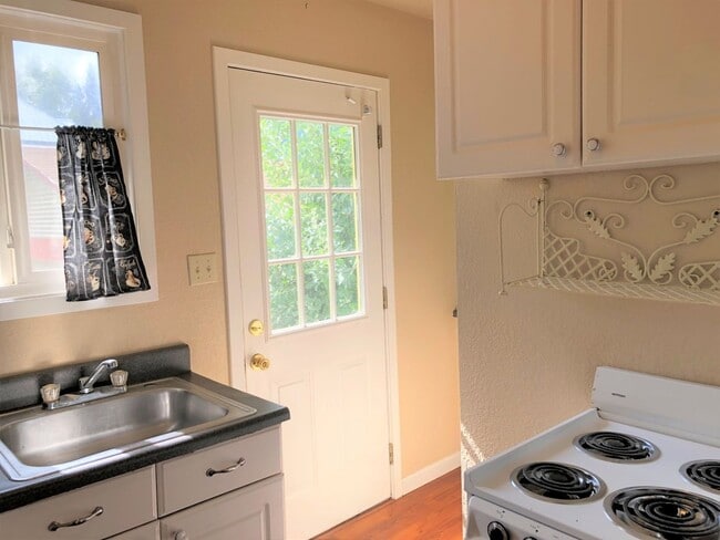 Building Photo - Duplex, walking distance to Grass Valley downtown