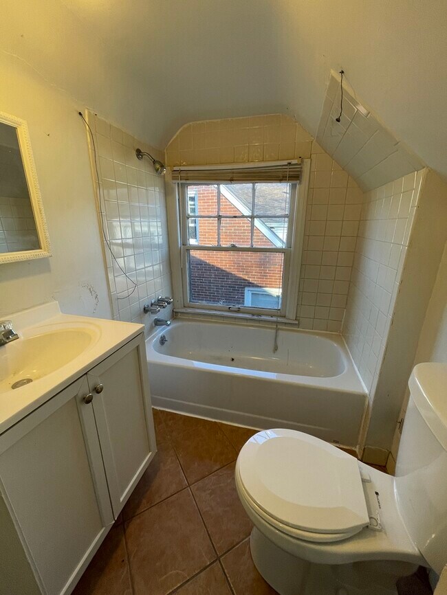 Foto del edificio - 3 Bedroom 2 Bath Second and Third Floor Unit