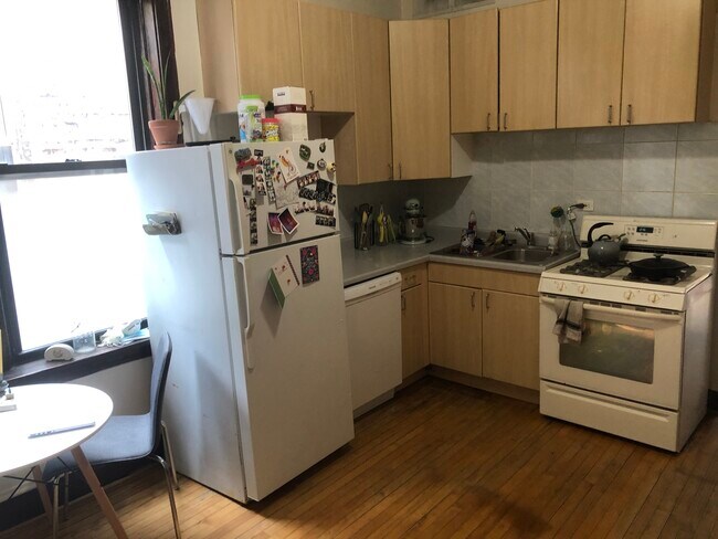 Foto del edificio - 1050 N Damen Ave