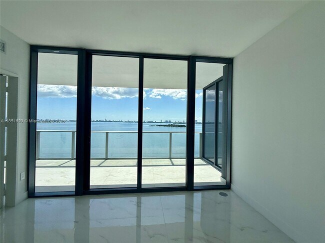 Foto del edificio - 700 NE 24th St