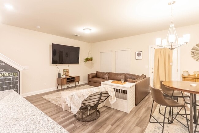 Building Photo - 3/2.5 Townhome w/ Garage. Great Location!