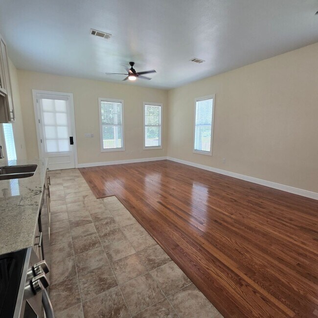 Foto del edificio - 1818 B Elvin - Move in Ready!!