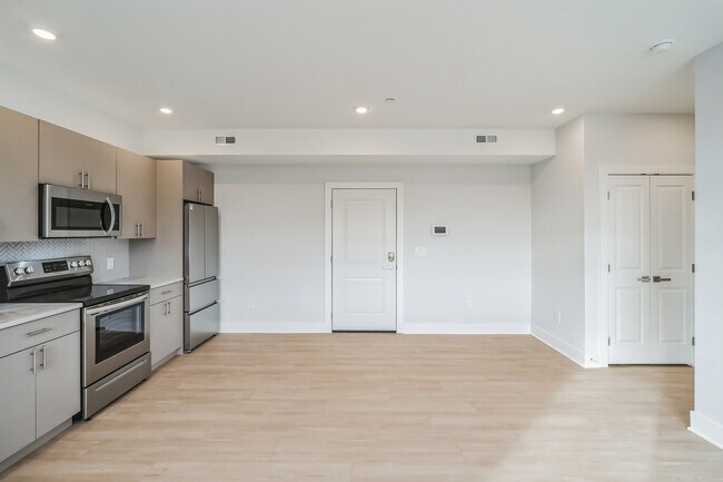 Building Photo - 646 N 32nd St
