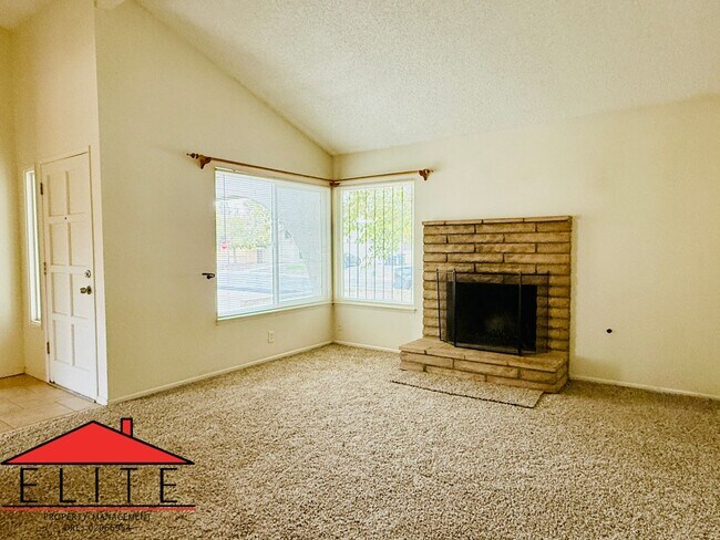 Foto del edificio - AVAILABLE NOW!!