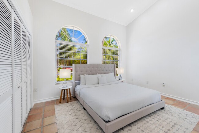 Building Photo - 13010 Biscayne Island Ter