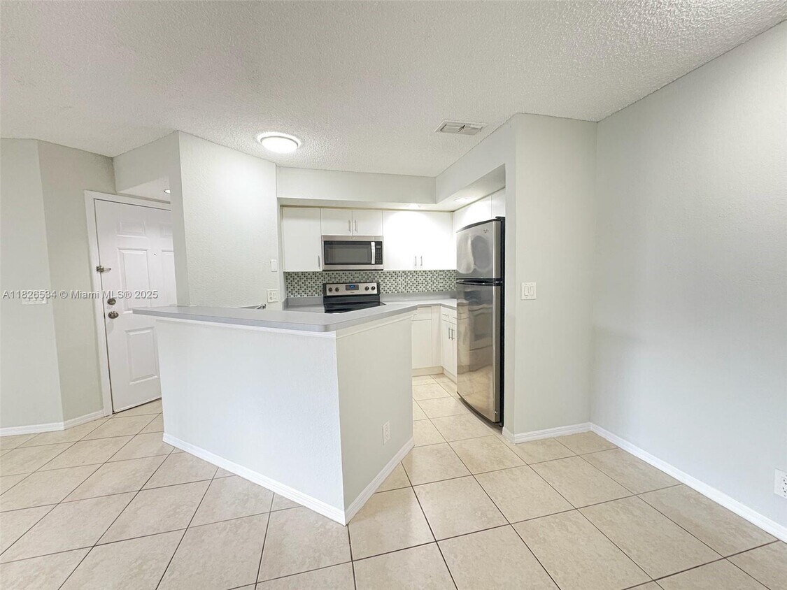 Foto principal - 3480 Pinewalk Dr N