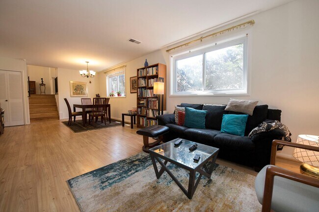 Building Photo - Beautiful and Charming 3BR/2.5BA on a Cup-...