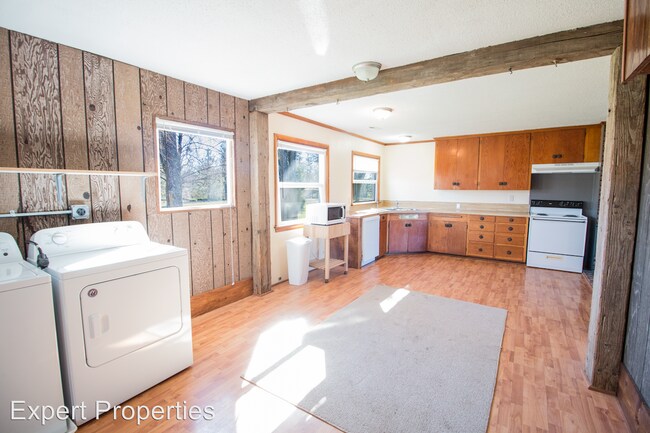 Building Photo - 3 br, 1 bath House - 2990 Rogue River Drive