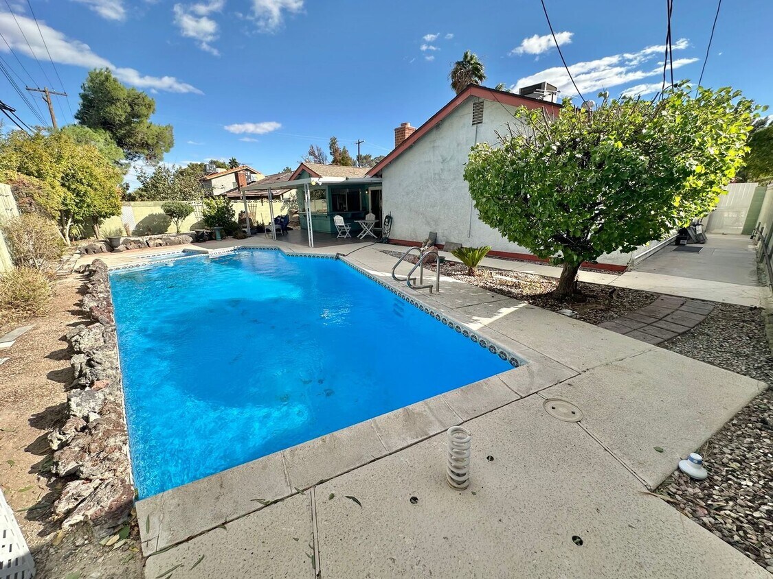 Foto del edificio - BEAUTIFUL 3 BEDROOM 2 BATHROOM SINGLE STORY FULLY FURNISHED HOME