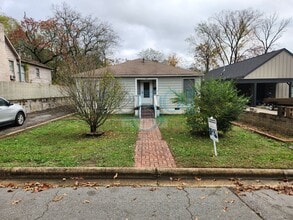 Building Photo - 519 S Oak St