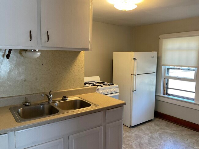 Foto del edificio - 1829 Hale Ave