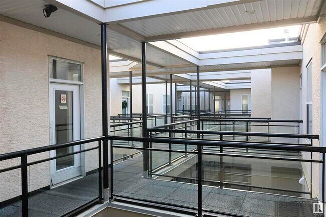 Photo du bâtiment - 4835-104a 104a St NW