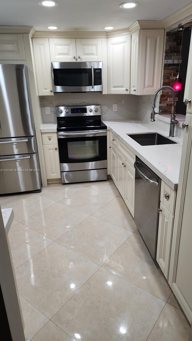 Building Photo - 900 NE 12th Ave