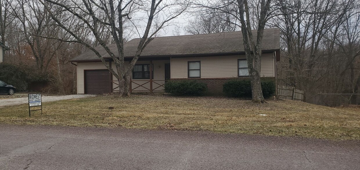 Primary Photo - 3 bd, 1 ba house N Columbia, new paint and...