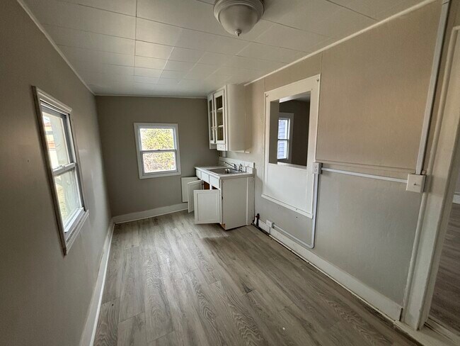 Building Photo - 14 E 6th Ave