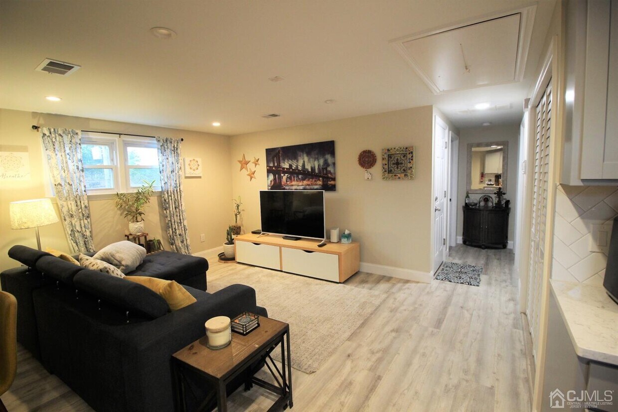 136 Arthur Ave, Woodbridge Township, NJ 07067 Room for Rent in