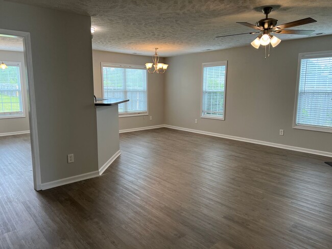 Building Photo - Lovely 3 Bed Home on Cul-de-sac