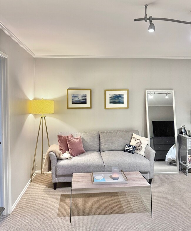 Building Photo - 426 W Barry Ave