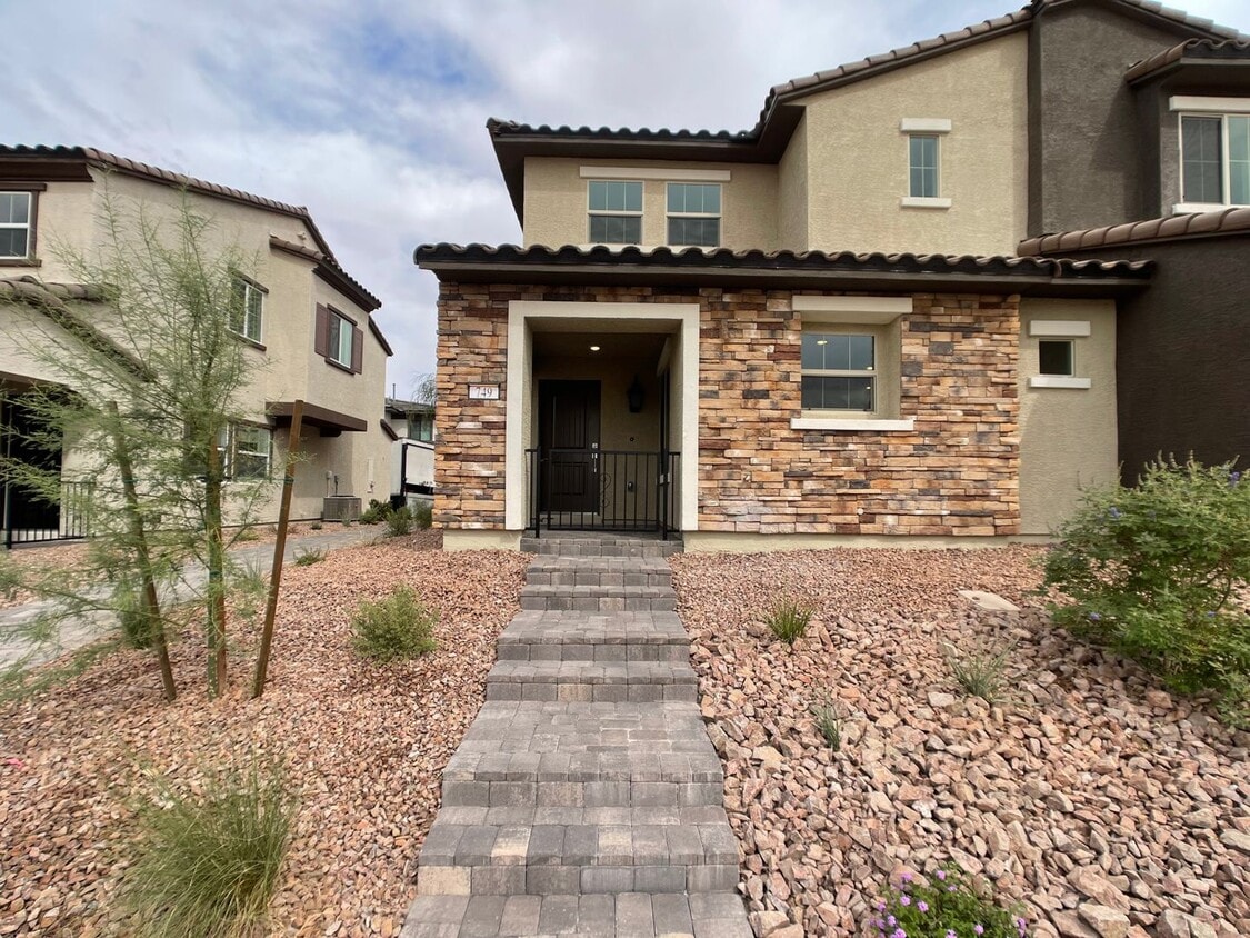 Primary Photo - 3 bed 2.5 bath 2 car garage townhouse with...