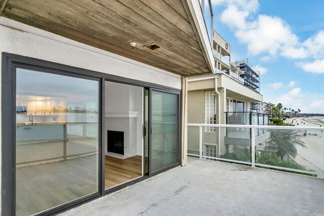 Building Photo - Fully remodeled! Live at the Bay with insa...