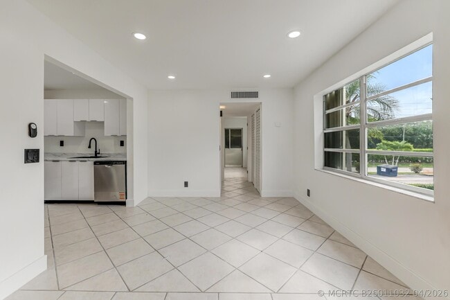 Building Photo - 560 Capri Ln