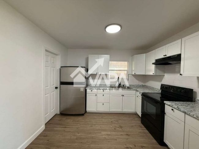 Building Photo - 411 Yolanda Dr