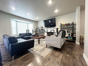 Building Photo - 5658 S Vlg Cir