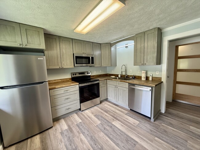 Building Photo - 1641 US-421