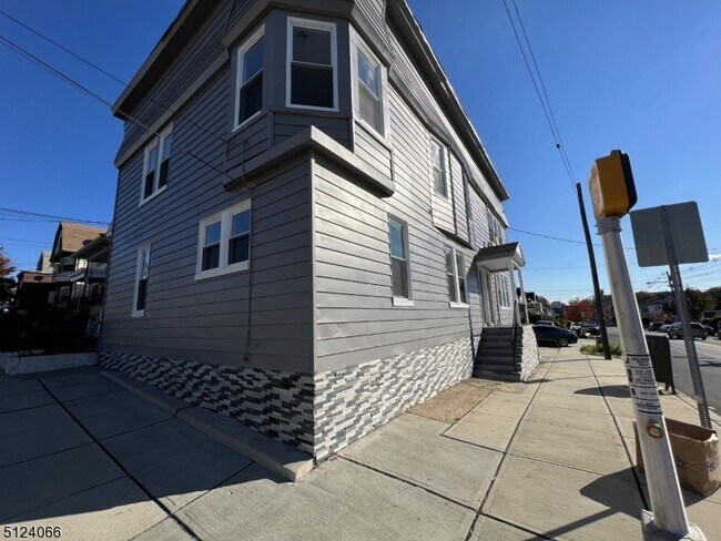 Building Photo - 104 40th St