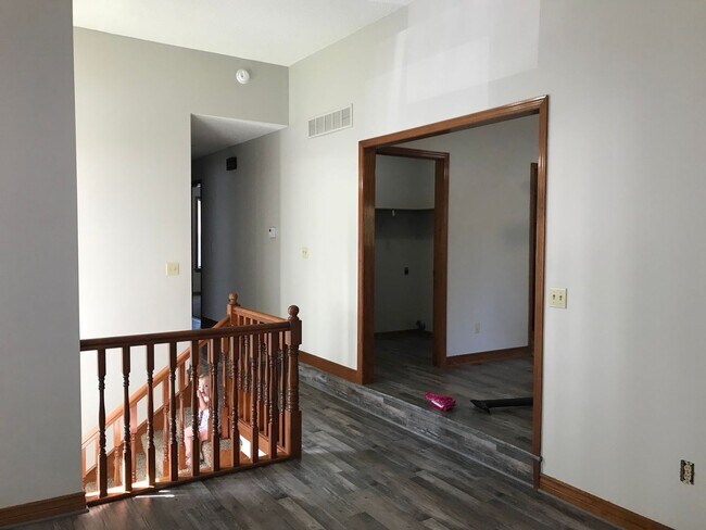 Foto del edificio - {1601} Spacious Duplex + Two Car Garage + Finished Basement + Fort Osage School District