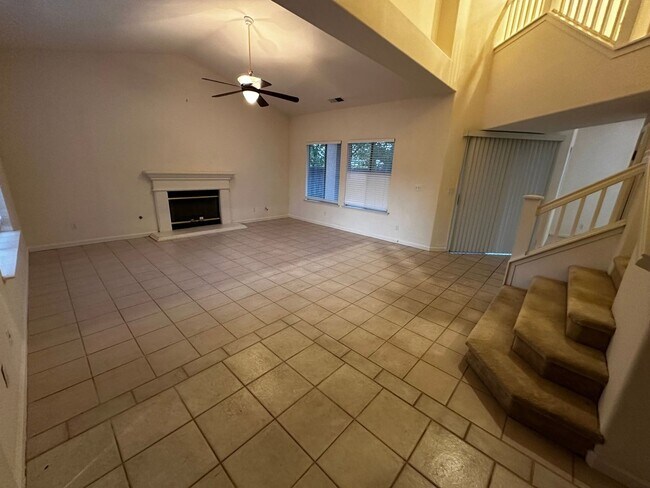 Foto del edificio - 5 Bedroom Single Family Home in Fresno
