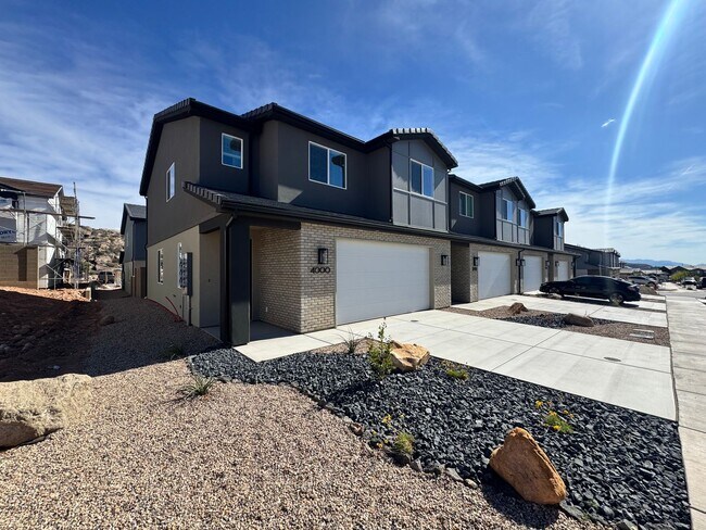 Foto del edificio - Coral Canyon 4-Bedroom End-Unit Townhome! Brand New!!