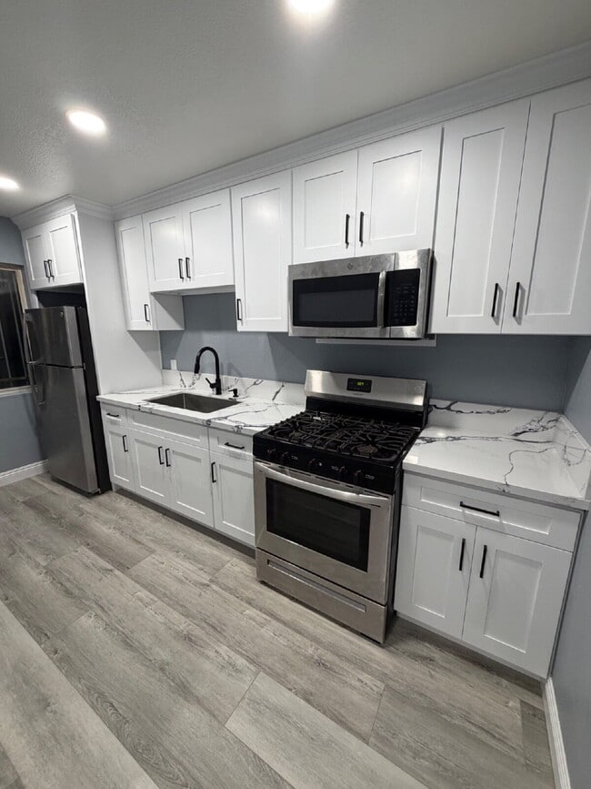 Building Photo - 219 E 76th St