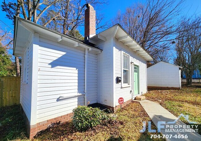 Building Photo - PRICE IMPROVEMENT! Cute Studio apartment i...