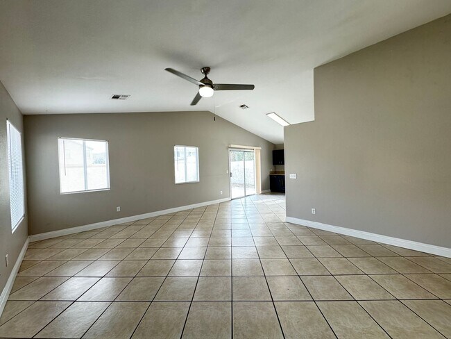 Building Photo - Charming 3 bedroom, 1,387sf home in NE Las...