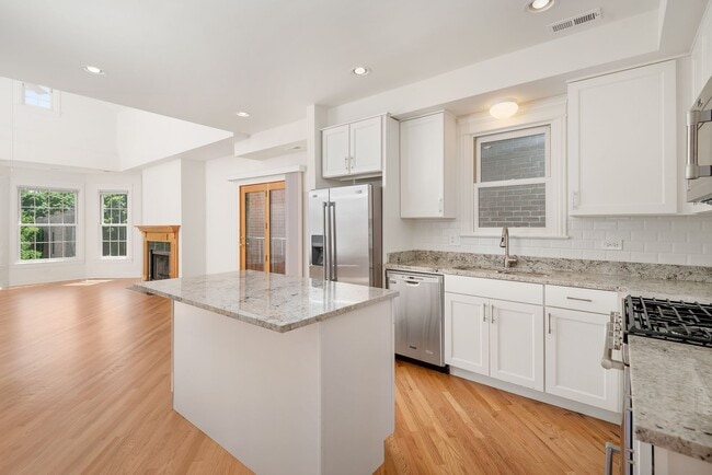 Photo - Large 3 BR/3 BA Duplex in the heart of Lincoln Park Apartment