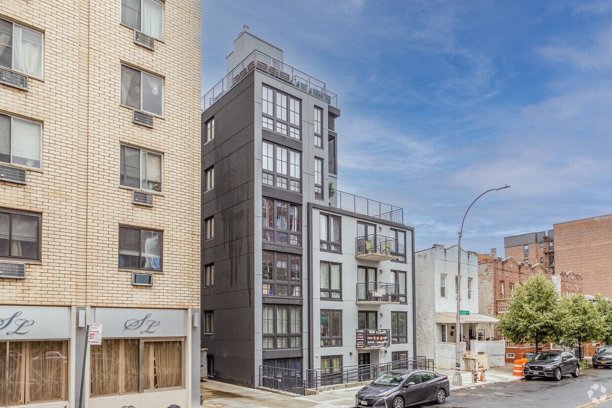 Foto del edificio - 639 Foster Ave