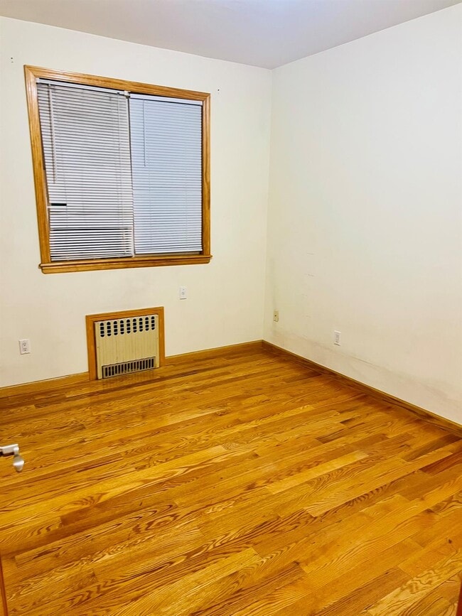 Building Photo - 148-42 59th Ave