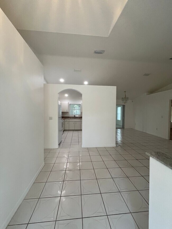 Building Photo - Single family Home with Florida room!