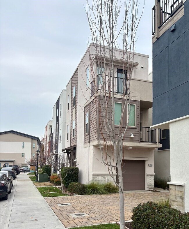 Foto del edificio - Vibrant 3 story 2bed/2.5bath home at the Mill at Broadway