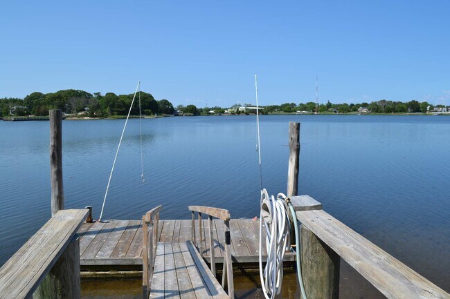 Foto del edificio - 5 Bluff Point Ln