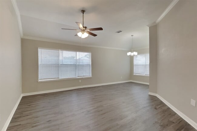 Foto del edificio - 21011 Carmel Valley Dr