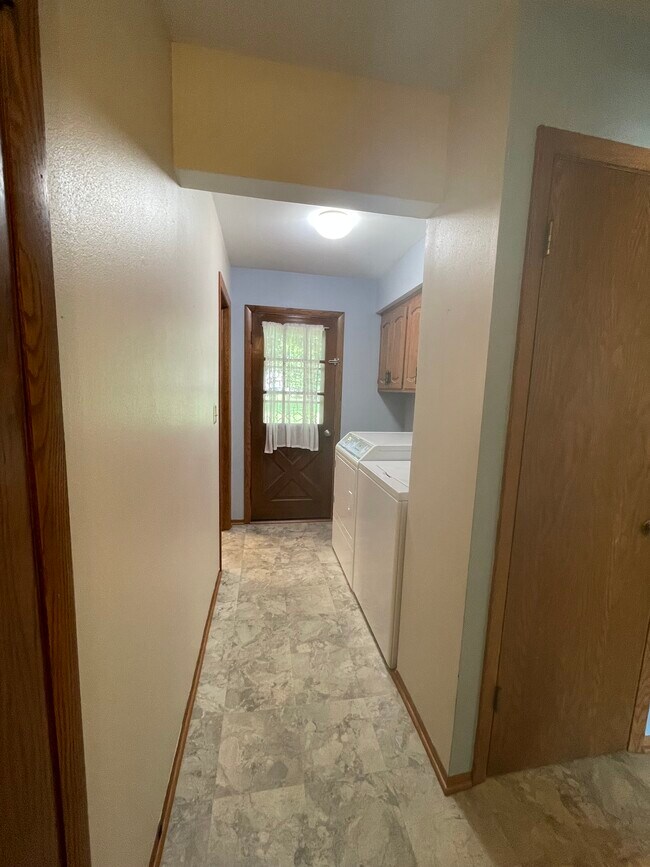 Lavandería en el primer piso - 9640 W Barnard Ave