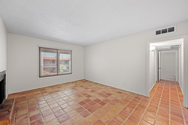 Building Photo - 505 W 7th St