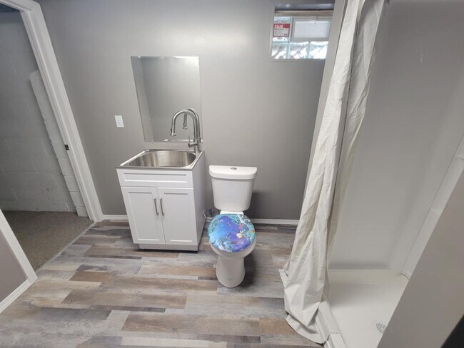 Building Photo - Spacious House Located in Washington Schoo...