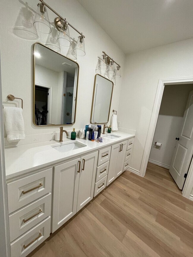 Foto del edificio - Fully Furnished 3 bed 2 bath, AVAILABLE March 1st!