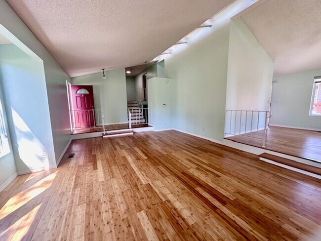Building Photo - Charming 3 Bedroom home with fenced yard